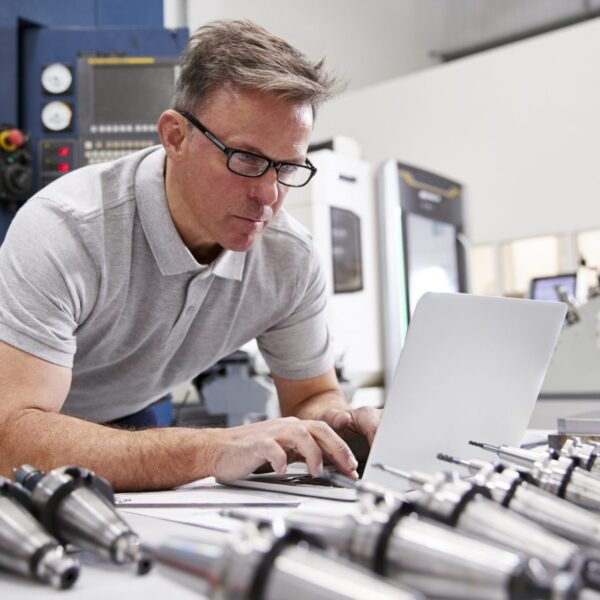 Ingenieur arbeitet mit CAD-Software am Laptop