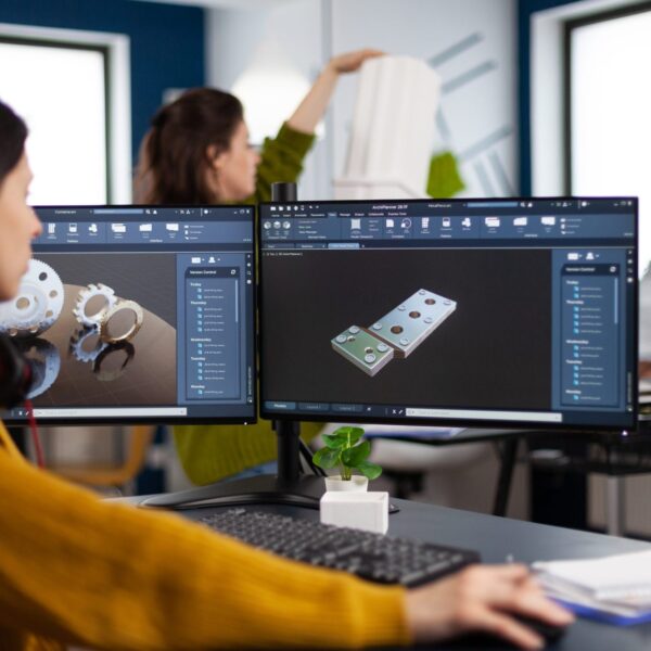 Ingenieurin arbeitet an CAD-Software mit zwei Monitoren